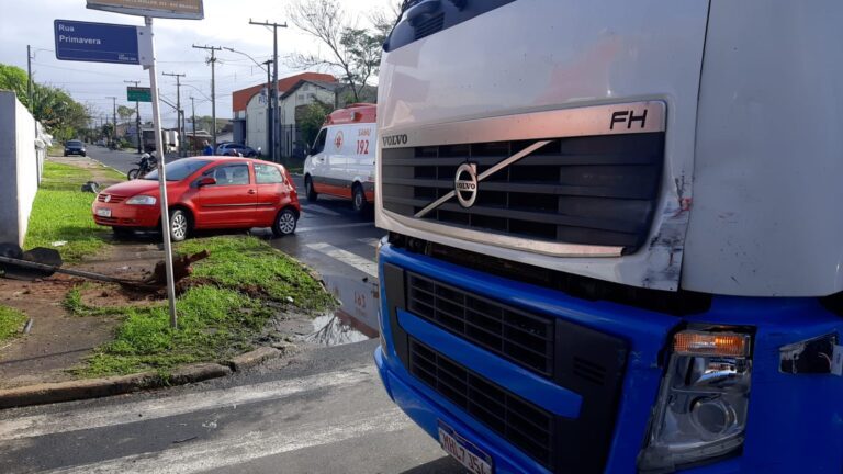 Duas pessoas ficam feridas após colisão entre carro e caminhão em Canoas