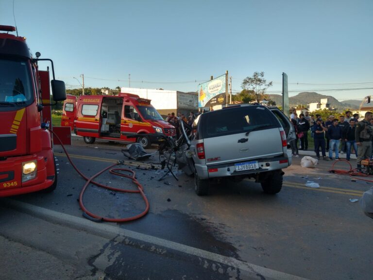 Homem morre após colisão entre carro e ônibus; Bebe está gravemente ferido