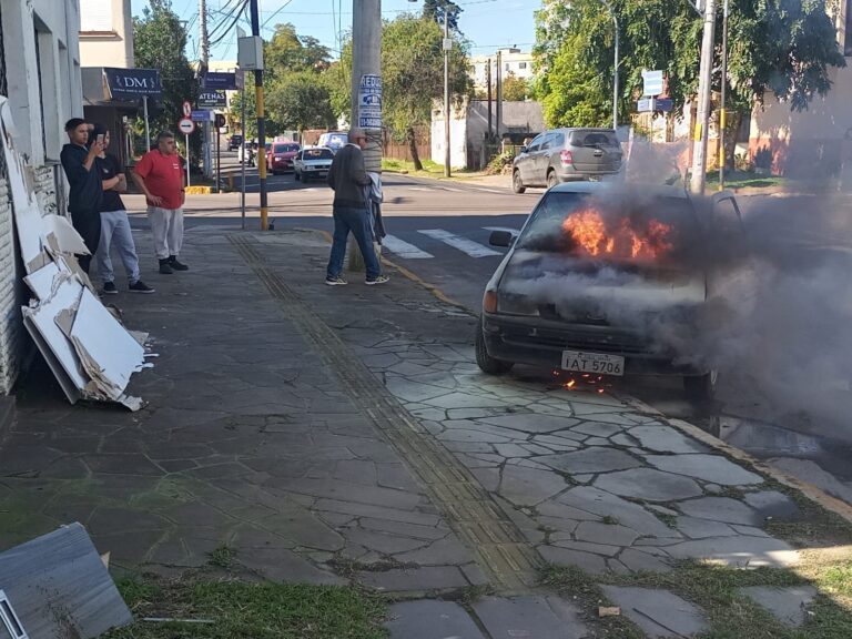 URGENTE CANOAS | Carro pega fogo no meio da rua