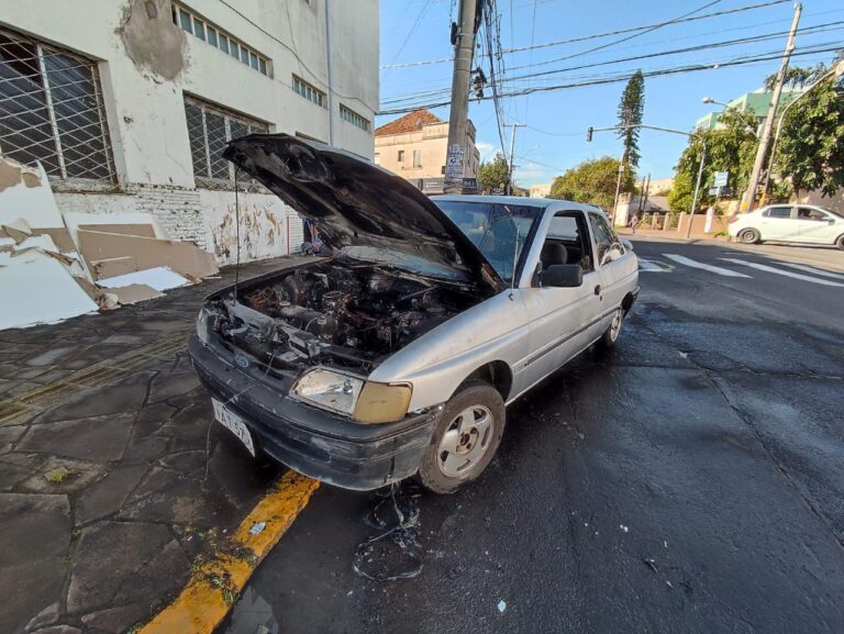 Motorista foge após carro pegar fogo em Canoas