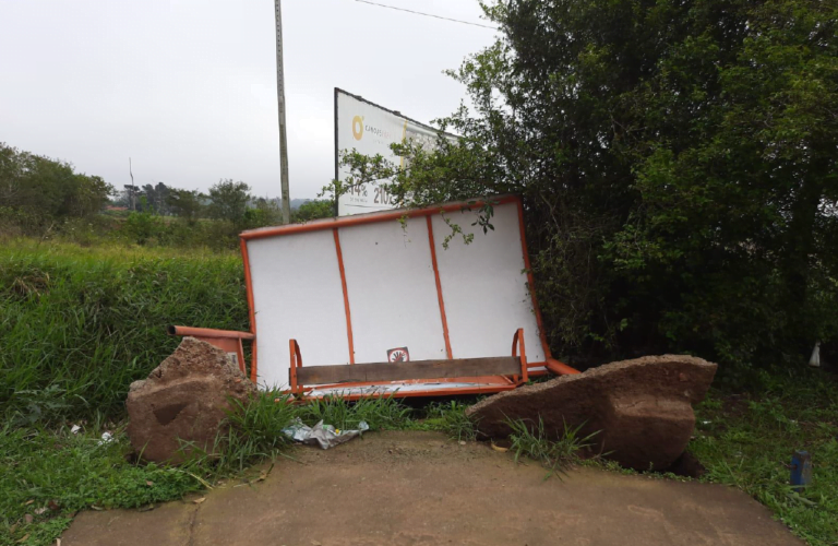 Mais de 30 paradas de ônibus foram danificadas pelo temporal que atingiu Canoas