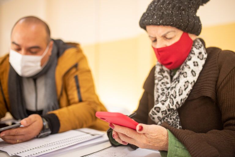 CANOAS | Curso gratuito para idosos que querem aprender a mexer no celular está com inscrições abertas