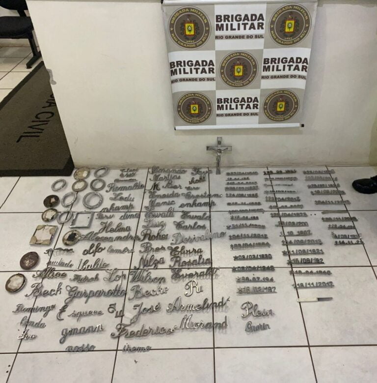 Homem é preso por furtar 119 letreiros de túmulos do cemitério