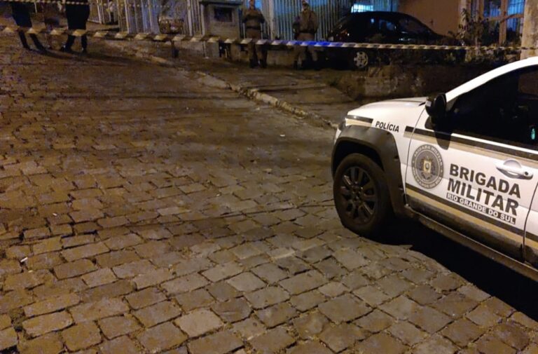 Homem é morto com diversos tiros no meio da rua