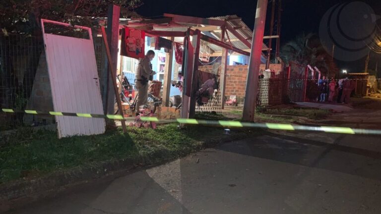 Homem é morto a tiros na porta de casa