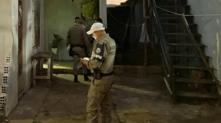 Homem com antecedentes por tráfico, homicídio e sequestro vê o pai ser morto dentro de casa