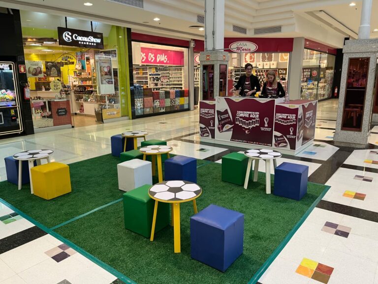 Espaço para troca de figurinhas da Copa do Mundo é aposta de shopping de Canoas para reforço nas vendas