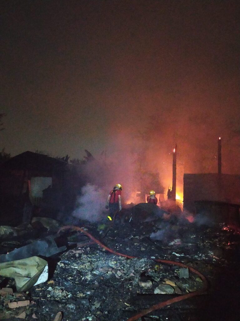 URGENTE CANOAS | Incêndio destrói depósito de reciclados