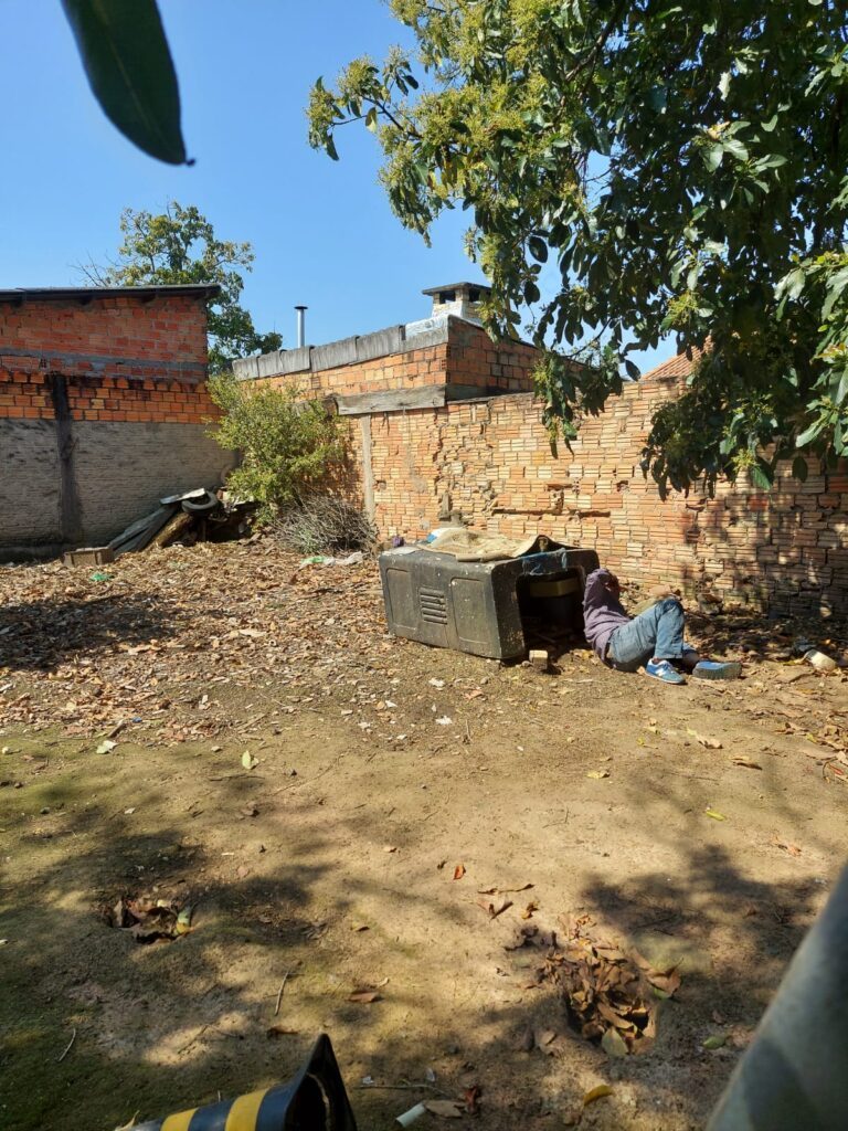 Homem que estuprou criança de 10 anos se esconde dentro da casa do cachorro para não ser preso