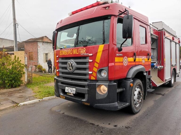 URGENTE CANOAS | Vela acesa causa incêndio e destrói quarto de casa