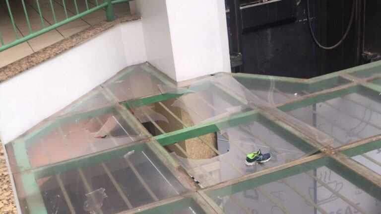 Criança de 3 anos morre após cair em shopping