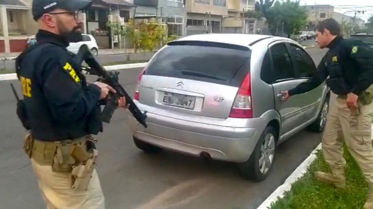 Criminosos que arrombavam casas são presos pela polícia na BR-448, em Esteio