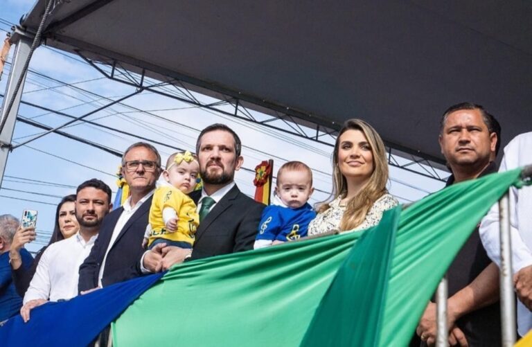 PASCOAL EM DOSE DUPLA | Gêmeos roubam a cena com prefeito de Esteio no desfile de 7 de Setembro