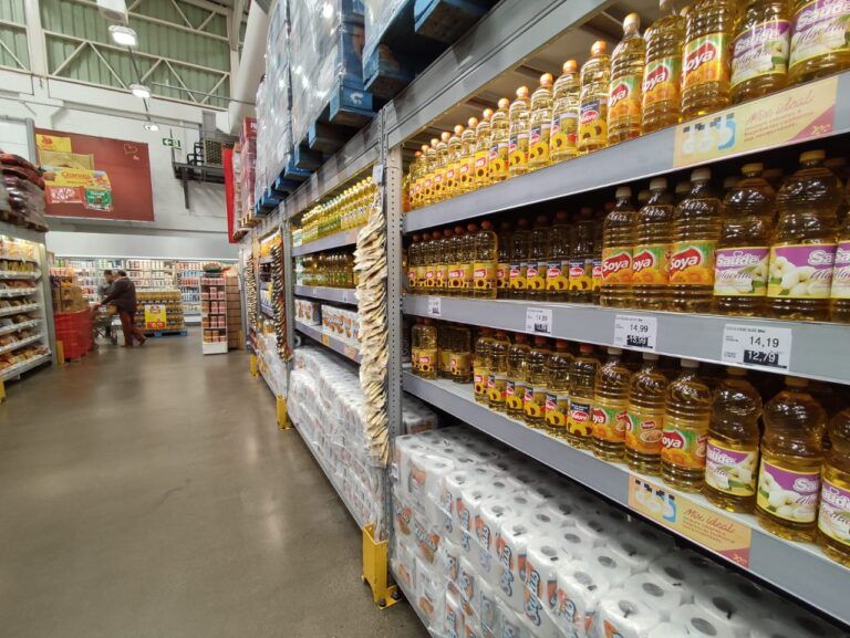 Atacado de Canoas faz promoção de leite por menos de R$ 3,50, azeite, ovos, carnes e em mais dezenas de produtos