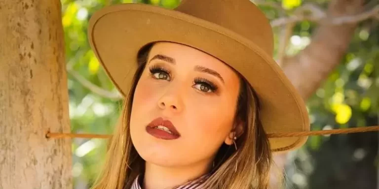 Jovem mata namorada a facadas após ler mensagens no celular dela