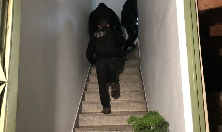 Mãe é presa após sair com homem e deixar filhos de 3 meses sozinhos em Canoas