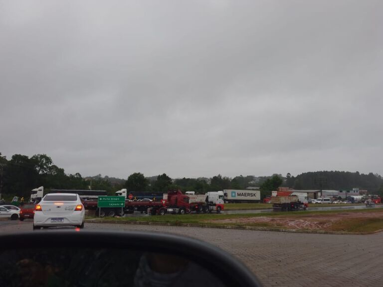 Manifestantes bloqueiam a BR-386, em Nova Santa Rita, por causa do resultado das eleições  