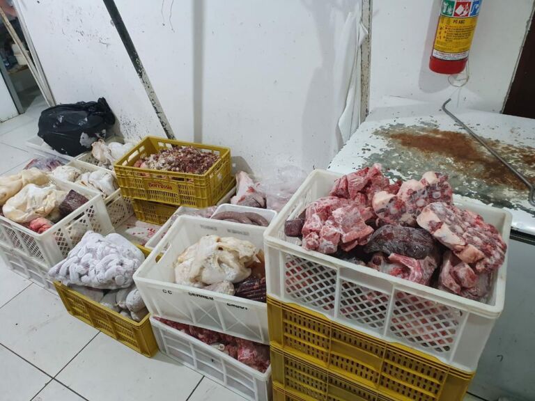 Fiscalização encontra mais de 1,6 toneladas de alimentos impróprios em supermercado