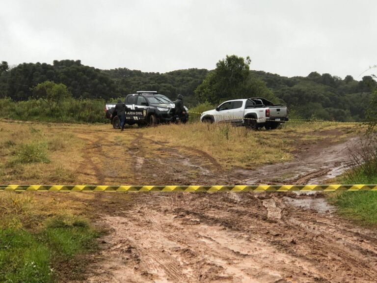 Casal é encontrado morto dentro de caminhonete