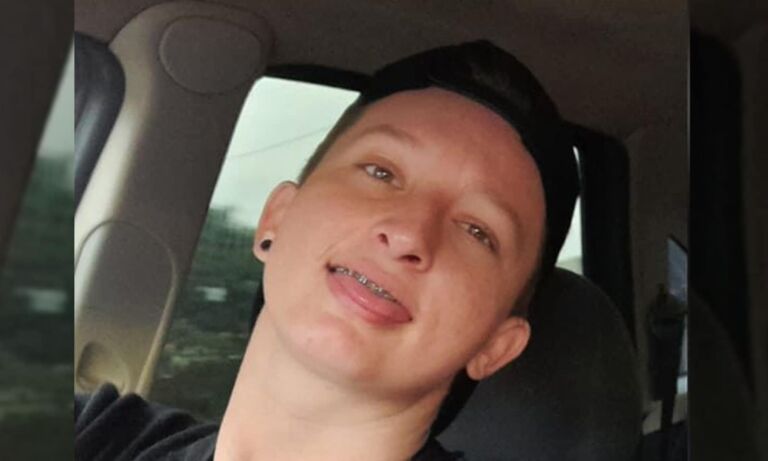 Mulher é morta a tiros após ser chamada no portão de casa