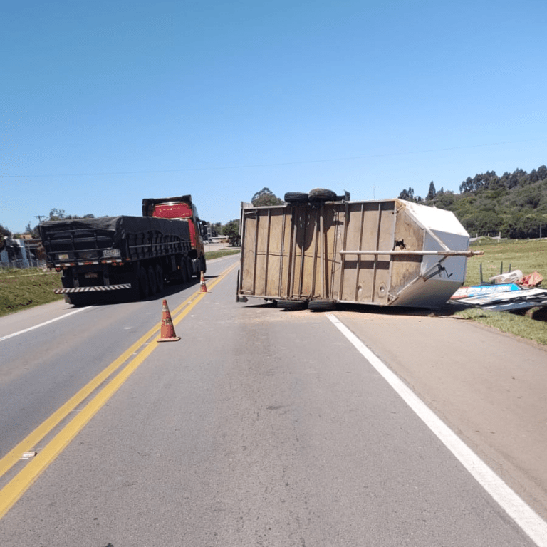 Mulher morre após carro cair em barranco na BR-386