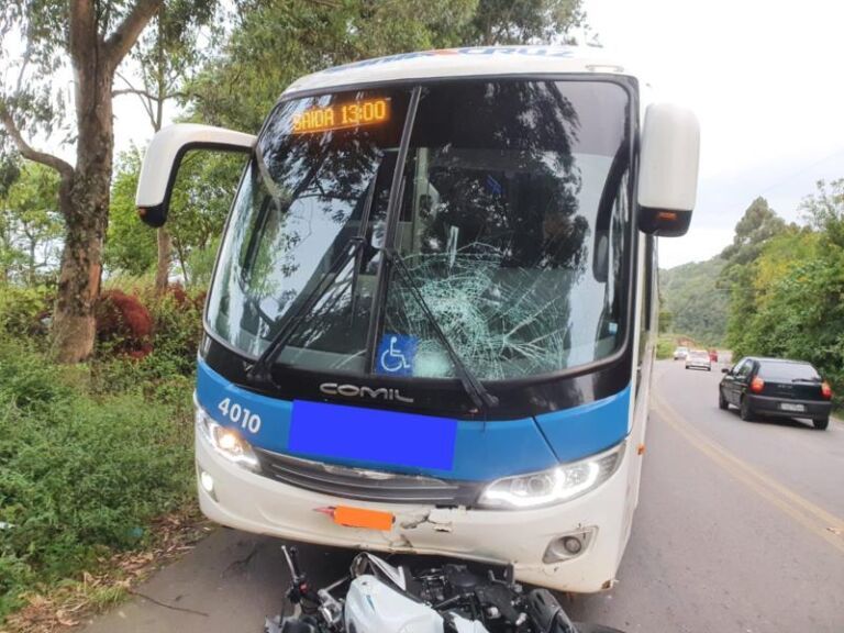 Homem morre após colidir contra ônibus