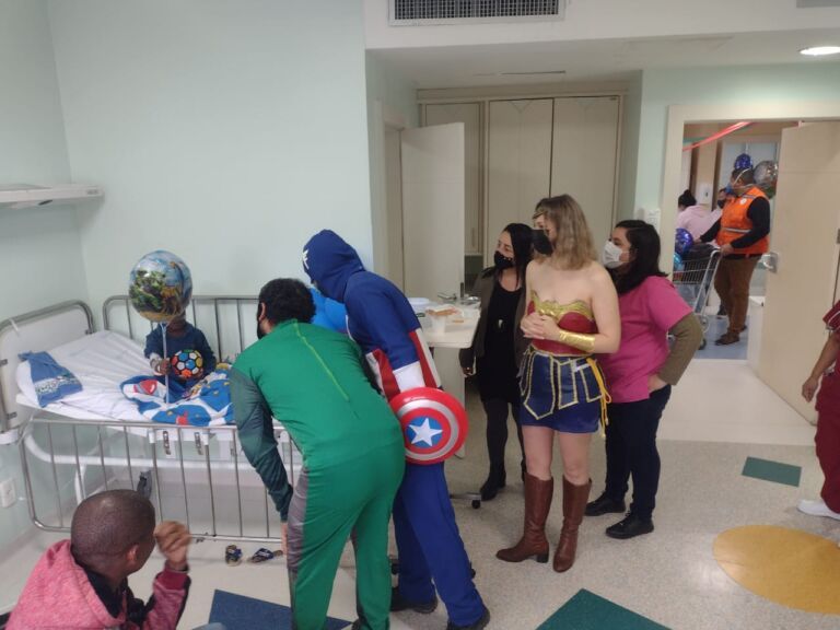 Super-Heróis visitam crianças internadas em hospital de Canoas