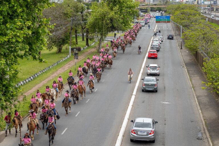 Mais de 100 mulheres participam da cavalgada do Outubro Rosa