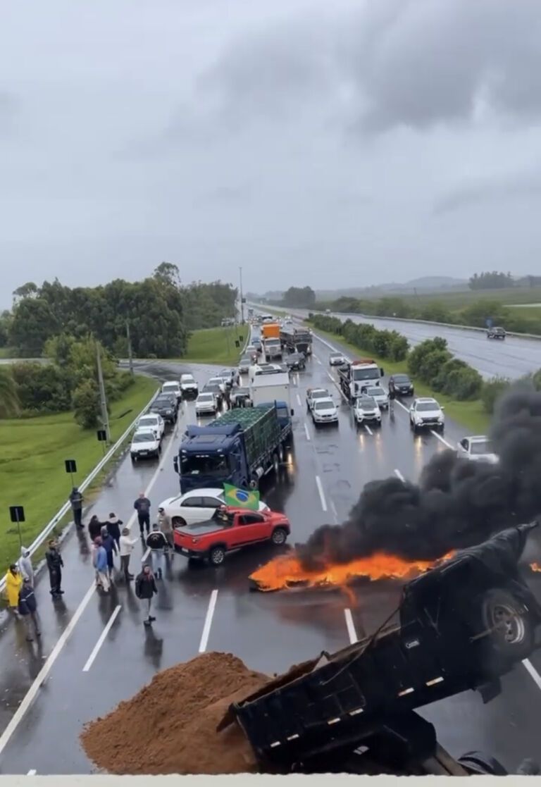 Manifestantes queimam pneus e jogam terra na Freeway; Fluxo totalmente bloqueado