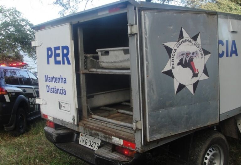 Homem é encontrado morto na rua com ferimentos na cabeça