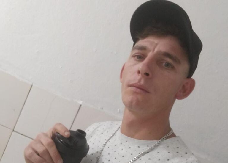 Homem é morto a tiros dentro de casa