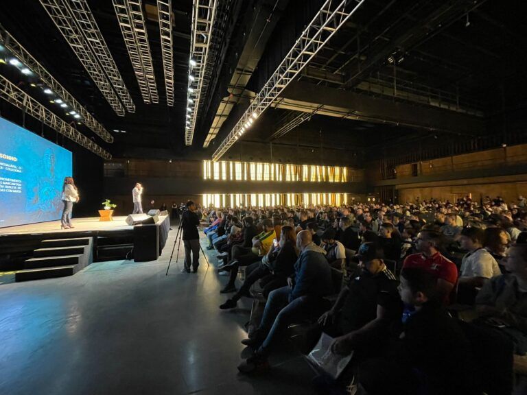 Cafu faz palestra para crianças e pais em shopping de Canoas