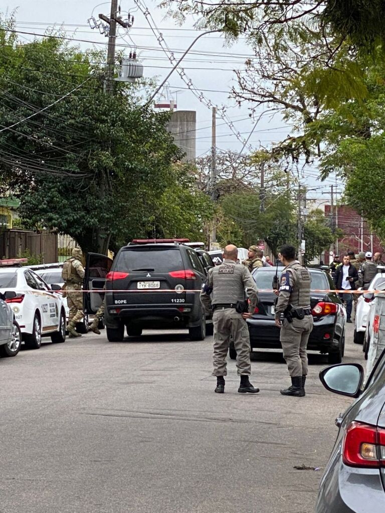 Criminosos invadem comércio e fazem clientes e funcionários reféns