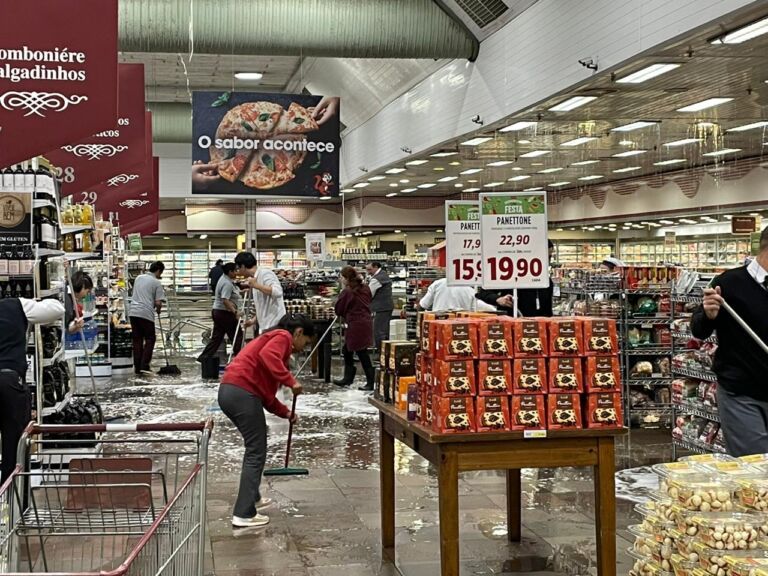 URGENTE CANOAS | Cano estoura e alaga hipermercado