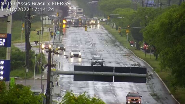 URGENTE | Manifestantes bloqueiam e queimam pneus na avenida Assis Brasil