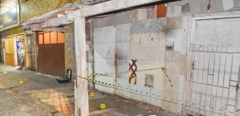 Dois homens são mortos com tiros na cabeça dentro de bar