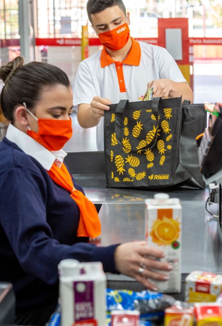 Supermercados e atacado de Canoas não estão dando sacolas plásticas nesta quarta