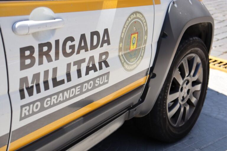 Mulher é morta a tiros dentro de casa