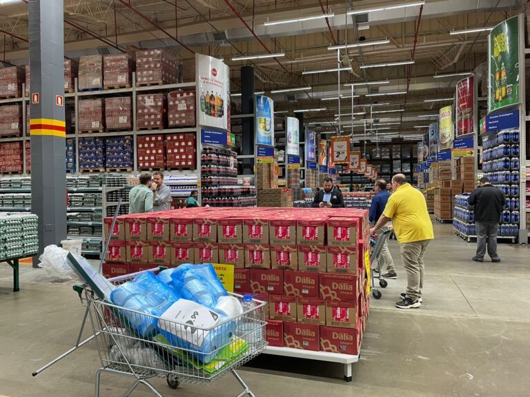 Atacadão inaugura oficialmente em Canoas com leite por menos de R$ 3 e ofertas de azeite, massa e em outros produtos