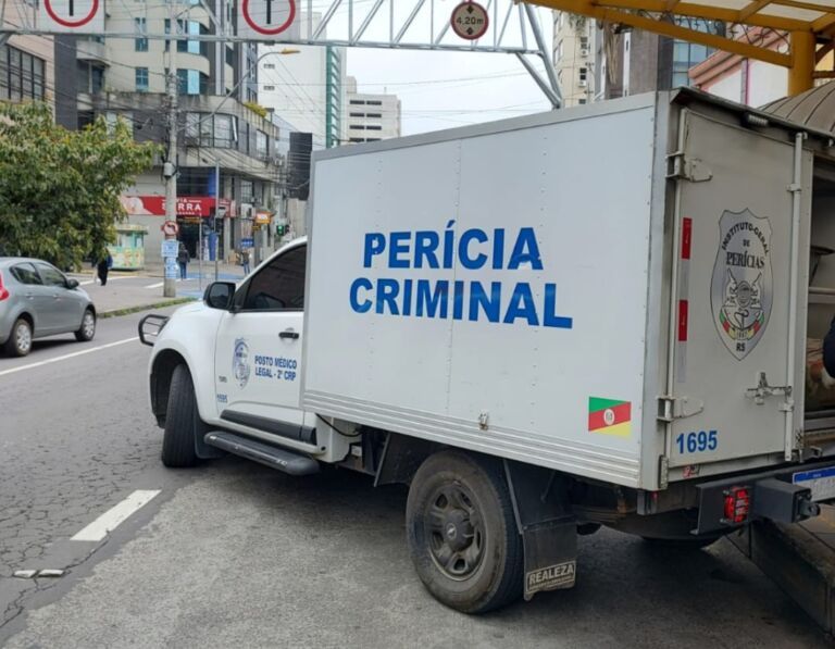 Mulher é encontrada morta dentro de hotel por funcionária