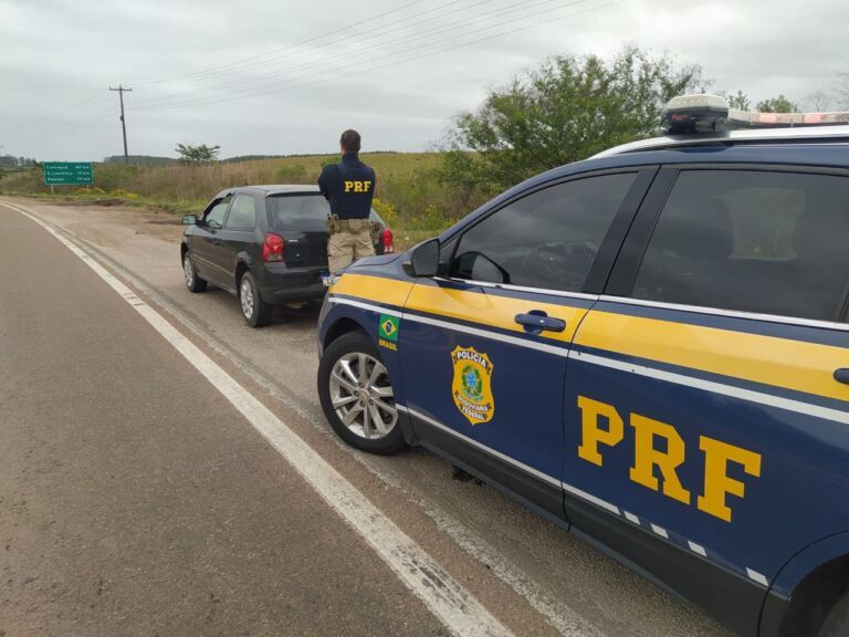 Criminoso sem carteira é preso dirigindo carro roubado