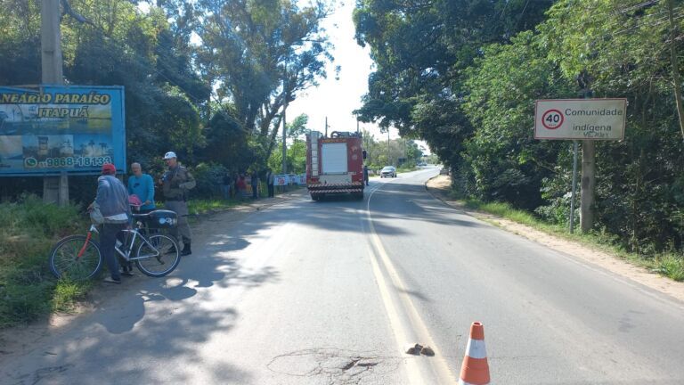 Casal de jovens morre após moto cair em valão