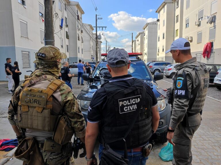 Polícia Civil e Brigada Militar fazem operação contra traficantes em condomínio da Mathias, em Canoas
