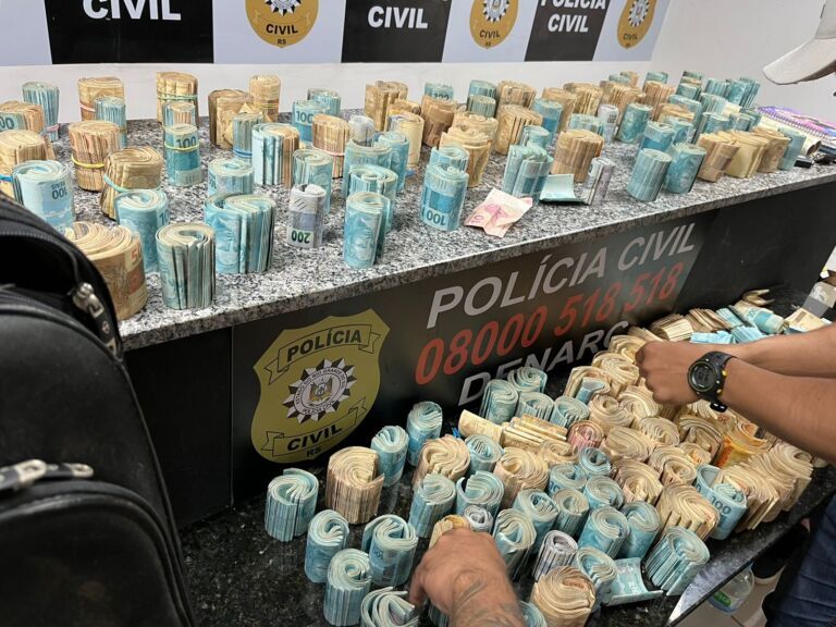 Esposa de líder de facção é presa com mais de R$ 800 mil