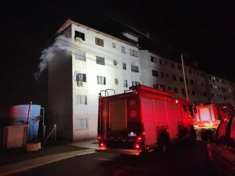 Fogo destrói apartamento e idoso fica gravemente ferido em Canoas