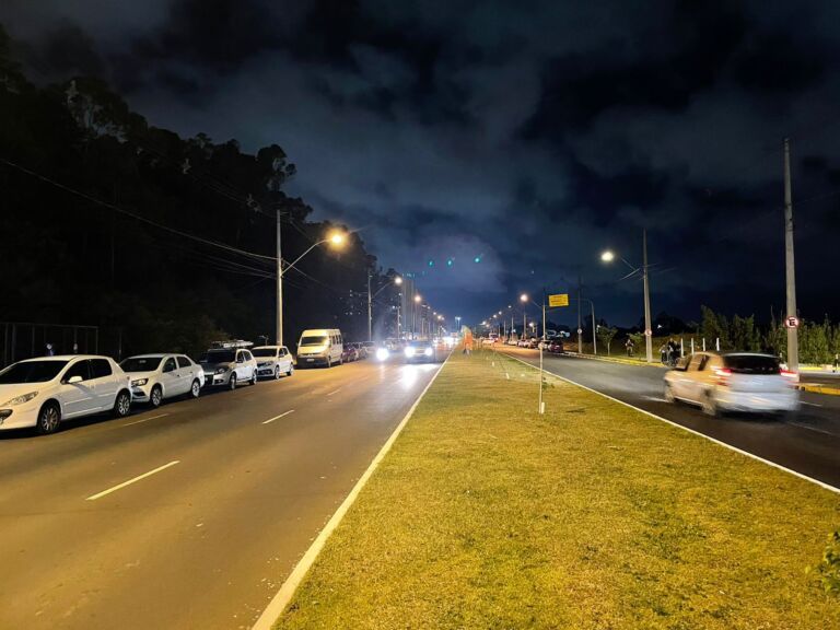 Carro estacionado na frente de shopping é levado por bandidos