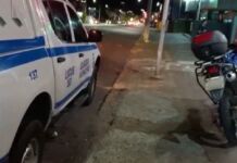 Homem tenta evitar blitz, entra em lancheria, pede xis e acaba com a moto guinchada