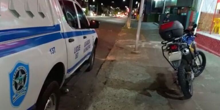 Homem tenta evitar blitz, entra em lancheria, pede xis e acaba com a moto guinchada