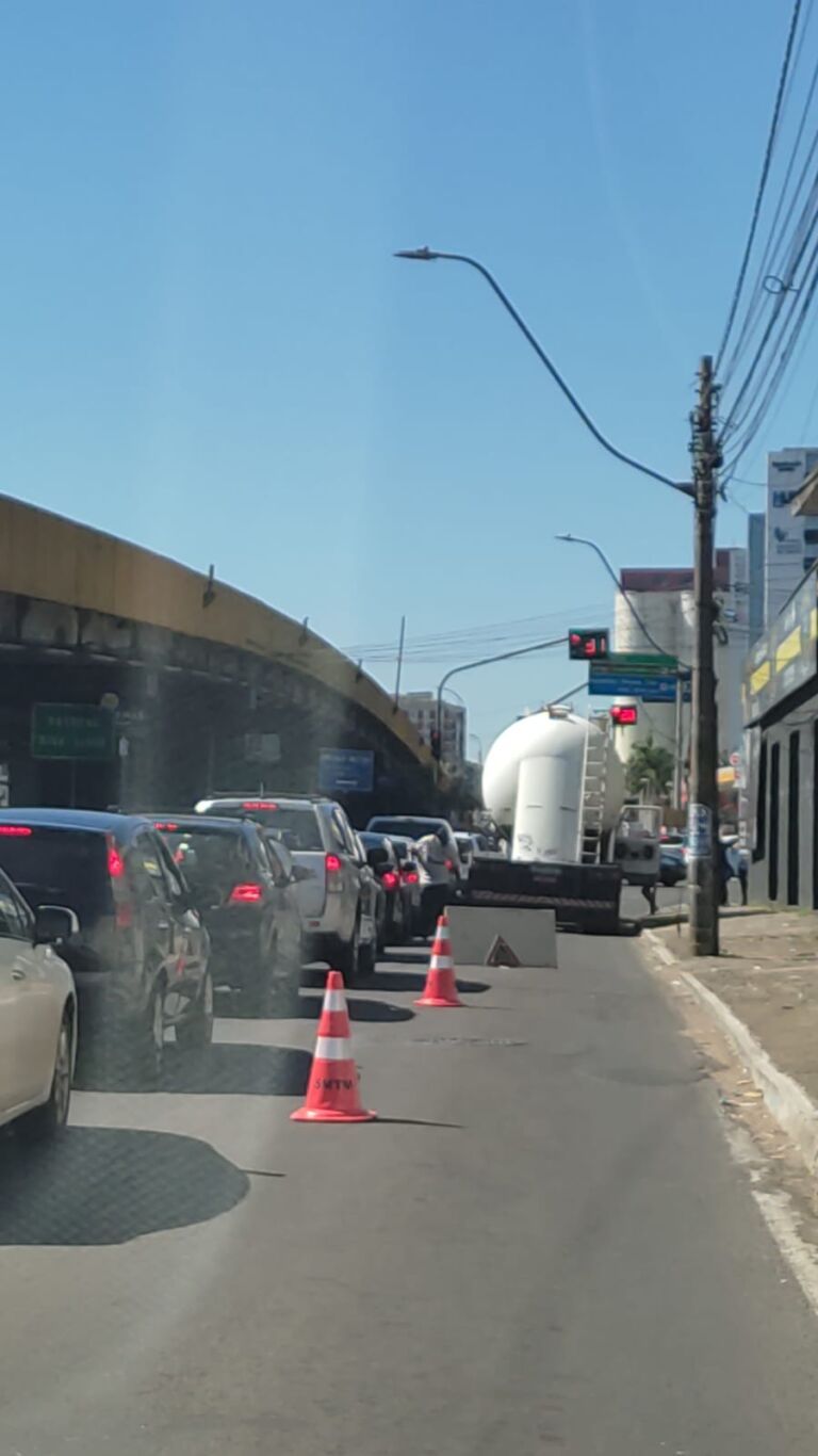 Caminhão estragado causa problemas para os motoristas em Canoas