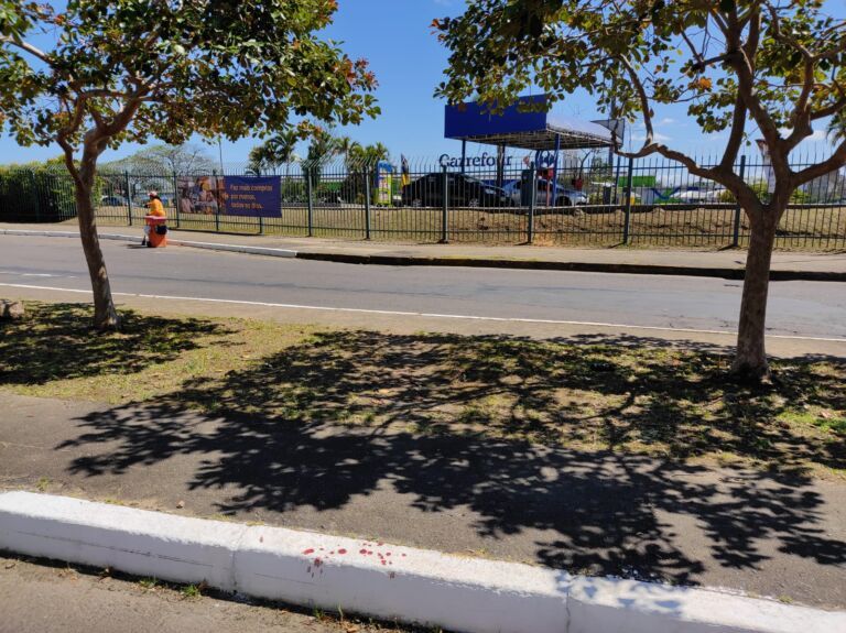 “Ficamos muito assustados”, diz mulher que viu homem ser esfaqueado na frente de hipermercado em Canoas